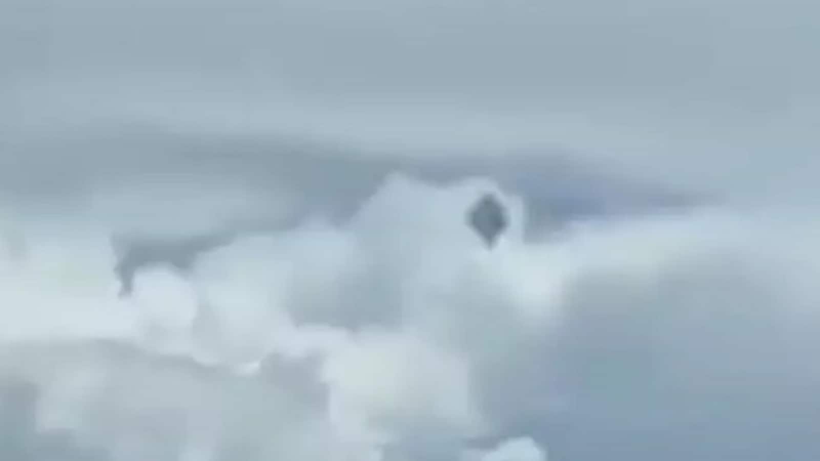 Best UFO footage ever? Netizens suspicious after pilot's video claim
