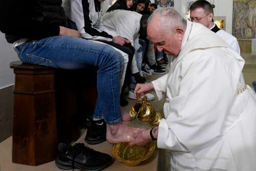 Pope washes feet of young prisoners on Holy Thursday