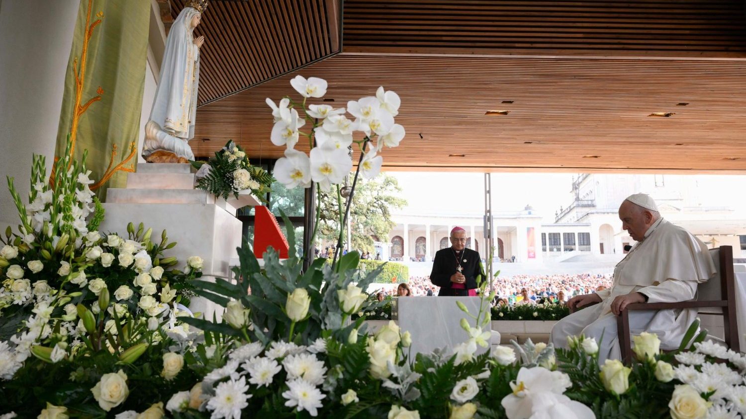 Pope Francis prays for peace ‘with sorrow’ in Fatima - Vatican News